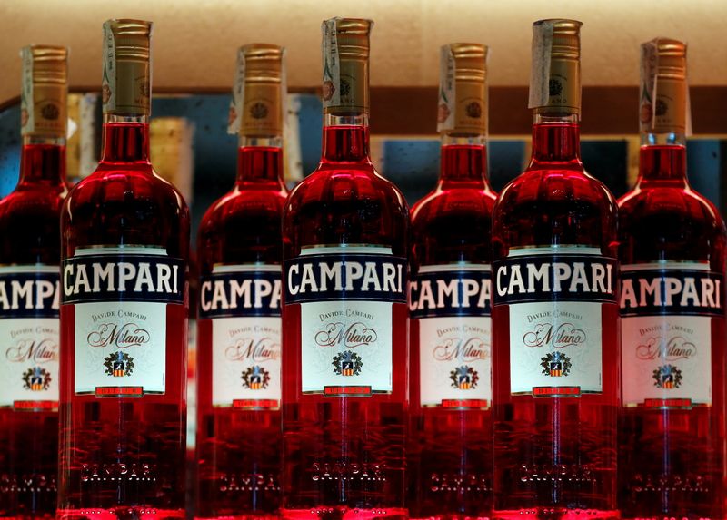 &copy; Reuters. Le bottiglie Campari in un bar a Milano. REUTERS/Stefano Rellandini
