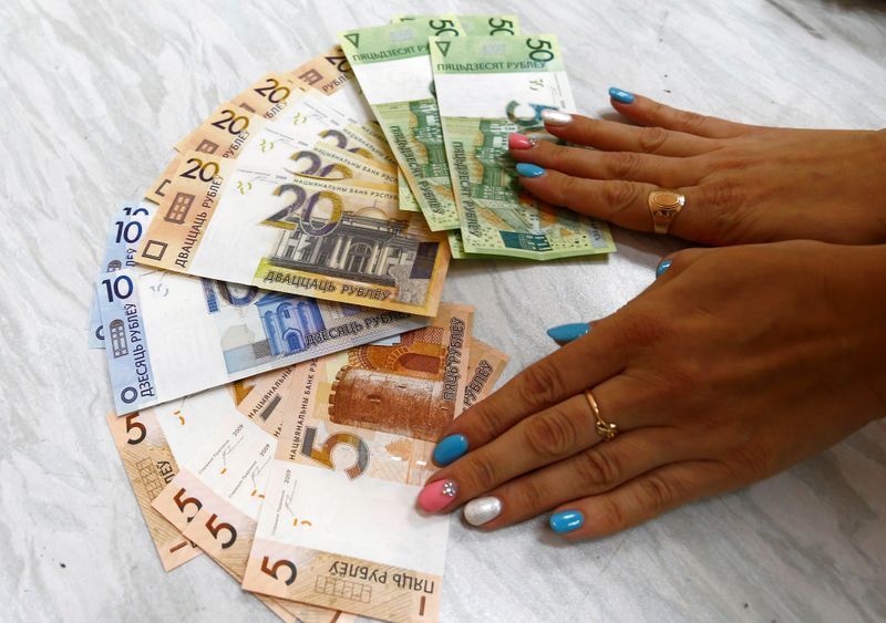 &copy; Reuters. An employee of a bank shows new banknotes on the first day of the redenomination of the Belarussian rouble, in Minsk, Belarus, July 1, 2016.  REUTERS/Vasily Fedosenko