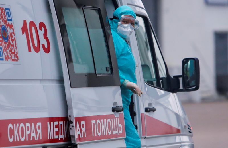 &copy; Reuters. A medical worker gets out of an ambulance at a temporary hospital in the Krylatskoye Ice Palace, where patients suffering from the coronavirus disease (COVID-19) are treated, in Moscow, Russia November 13, 2020. Picture taken November 13, 2020. REUTERS/Ma