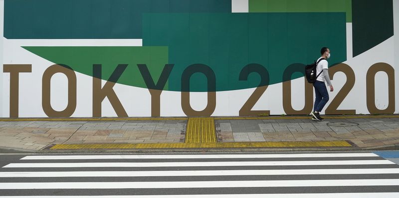 &copy; Reuters. Un anuncio de los Juegos Olímpicos de Tokio 2020 que se han pospuesto a 2021 debido al brote de la enfermedad del coronavirus (COVID-19),  en la zona de los muelles del Parque Marino de Odaiba, en Tokio, Japón, 16 de mayo de 2021. REUTERS/Naoki Ogura