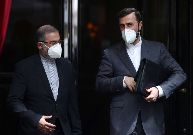 &copy; Reuters. FOTO DE ARCHIVO: El embajador de Irán ante el organismo de control nuclear de la ONU, Kazem Gharibabadi, tras la reunión de la Comisión Conjunta del Plan Integral de Acción (JCPOA), en Viena, Austria, el 7 de mayo, 2021. REUTERS/Lisi Niesner