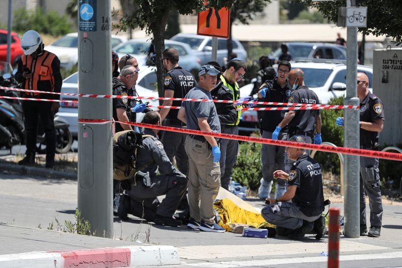 &copy; Reuters. Une Palestinien a poignardé et blessé deux Israéliens, dont un soldat, lundi près d'une zone sensible de Jérusalem-Est, ont indiqué des médecins. La police a précisé que les forces de l'ordre avait abattu l'assaillant. /Photo prise le 24 mai 2021