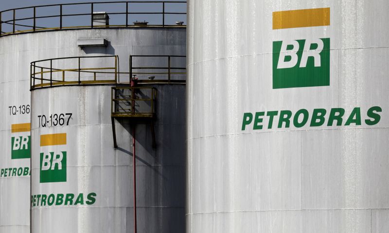 &copy; Reuters. Logo da Petrobras em tanques de armazenamento da comapanhia na refinaria de Paulínia, uma das que receberá investimentos
REUTERS/Paulo Whitaker