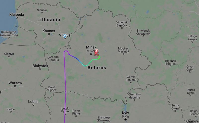 &copy; Reuters. Gráfico en el que se muestra la ruta del vuelo 4978 de Ryanair de Atenas con destino a Vilna en el que volaba el opositor bielorruso Roman Protasevich, tras ser desviado de su ruta y forzado a aterrizar en Minsk, Bielorrusia, el 23 de mayo de 2021. FLIGH