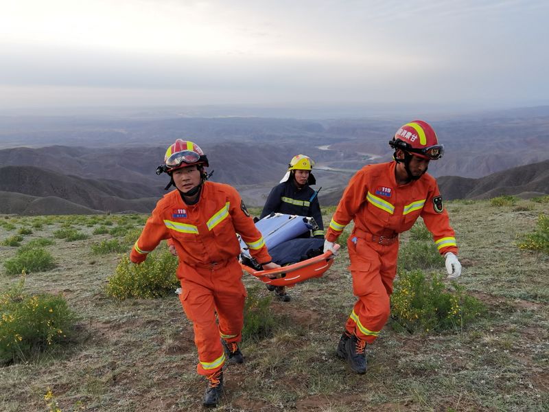 &copy; Reuters. Equipes de resgate levam maca durante operação em local onde corredores de ultramaratona morreram de hipotermia, na China
22/05/2021
cnsphoto via REUTERS