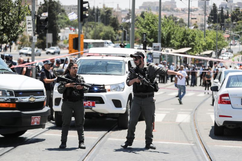 © Reuters. أفراد من قوات الأمن الإسرائيلية في موقع  حادث في القدس يوم الاثنين. تصوير: عمار عوض - رويترز  