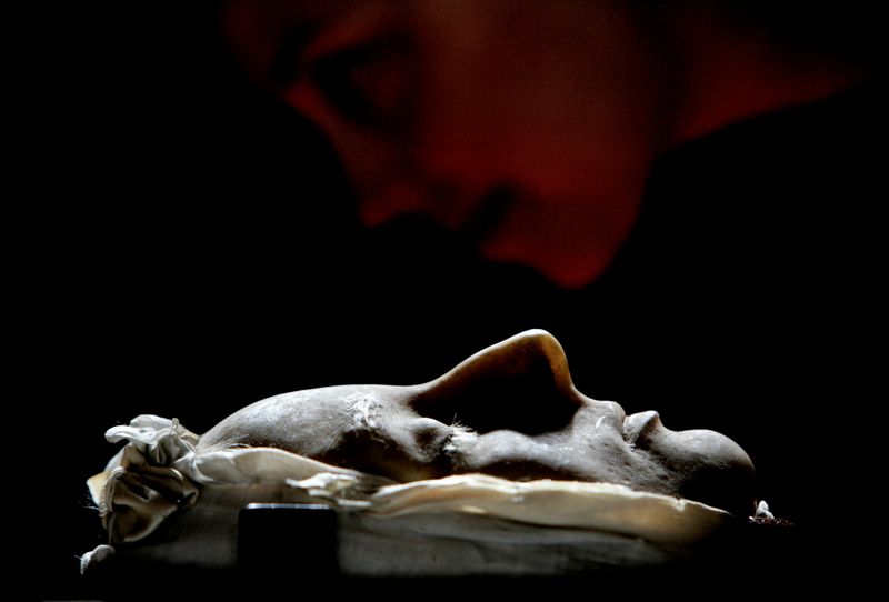 &copy; Reuters. Imagen de archivo de una máscara mortuoria de cera de María I de Escocia hecha en 1587 después de su ejecución es exhibida en la casa de subastas Lyon and Turnbull en Edinburgo, Escocia. 1 de agosto, 2006.  REUTERS/David Moir/Archivo