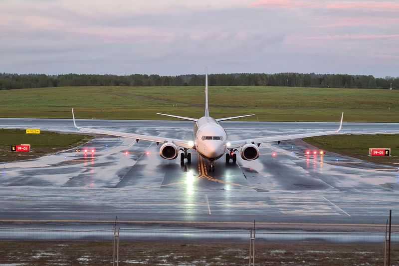 &copy; Reuters. Un aereo Ryanair atterra all'aeroporto di Vilnus dopo essere stato dirottato in Bielorussia. REUTERS/Andrius Sytas