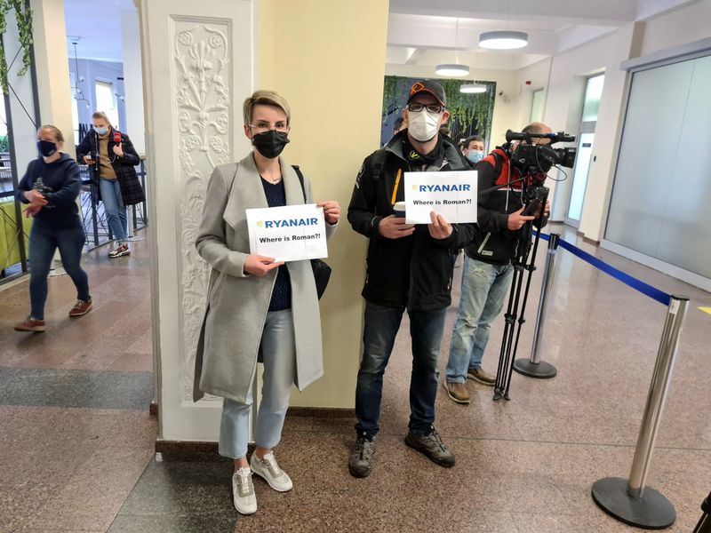 &copy; Reuters. Apoiadores de Roman Protasevich especam chegada de voo no aeroporto de Vilnius
23/05/2021
REUTERS/Andrius Sytas