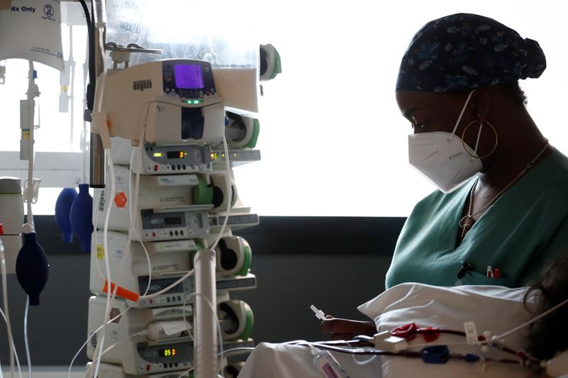 &copy; Reuters. La France comptait lundi un peu moins de 3.500 patients soignés dans les services de réanimation en raison du COVID-19, avec 19 personnes en moins par rapport à la veille, poursuivant le reflux opéré depuis le pic à 6.000 atteint à la fin avril, mo