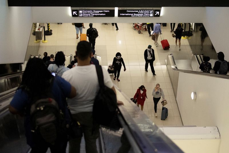 &copy; Reuters. Passageiros no aeroporto de Atlanta
 23/5/2021  REUTERS/Carlos Barria
