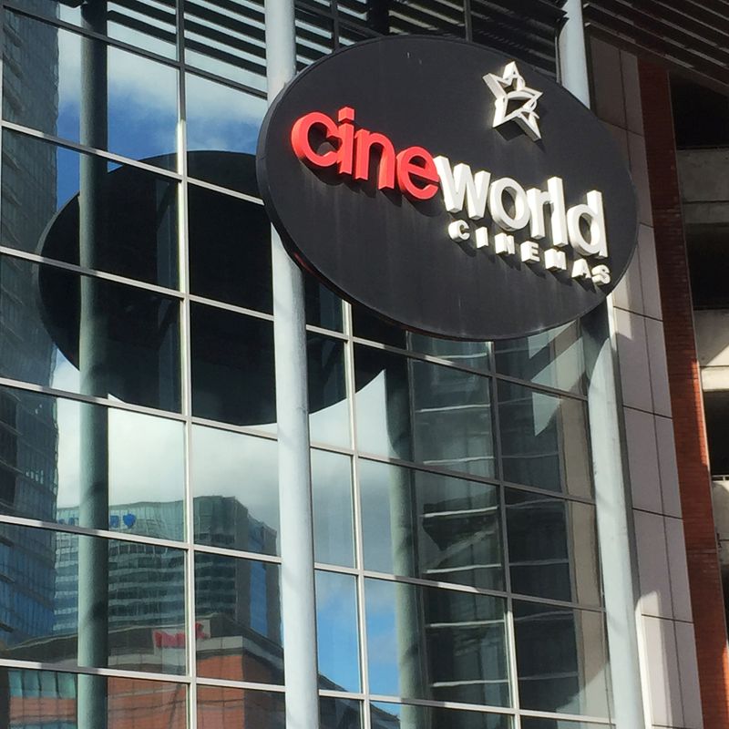 &copy; Reuters. Foto de archivo ilustrativa del logo de Cineworld en Canary Wharf, Londres