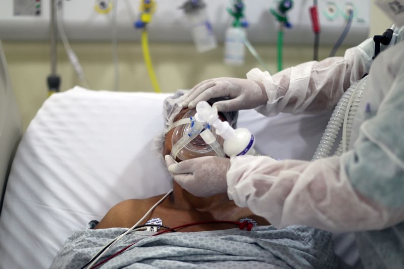 &copy; Reuters. Paciente com Covid-19 em hospital em São Paulo (SP) 
08/04/2021
REUTERS/Amanda Perobelli