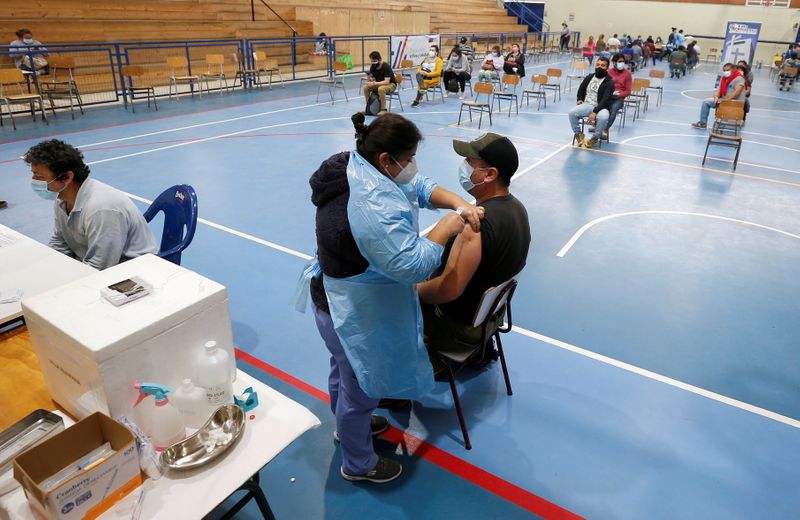 &copy; Reuters. Vacinação contra a Covid-19 em Villa Alemana, no Chile
  28/4/2021   REUTERS/Rodrigo Garrido