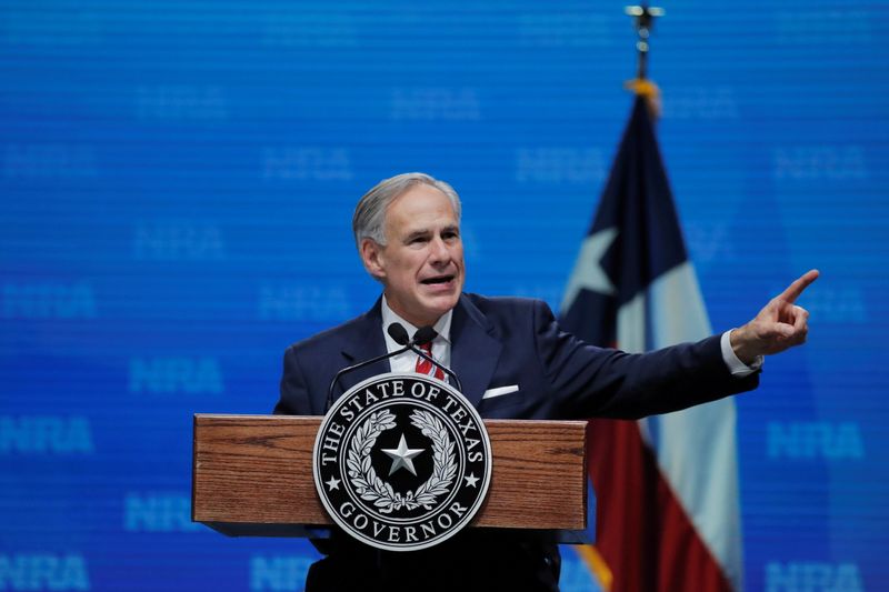 &copy; Reuters. FILE PHOTO: Texas Governor Greg Abbott speaks in Dallas, Texas, U.S., May 4, 2018. REUTERS/Lucas Jackson/File Photo