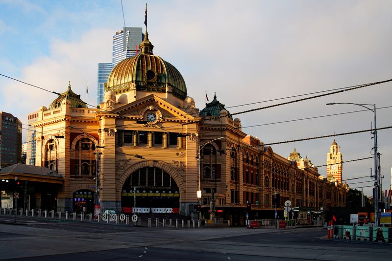 &copy; Reuters. Les autorités de Melbourne ont réinstauré mardi des restrictions sanitaires afin d'enrayer un nouveau foyer de l'épidémie de coronavirus dans la deuxième plus grande ville australienne, où l'origine de cinq contaminations n'a pas été complètemen