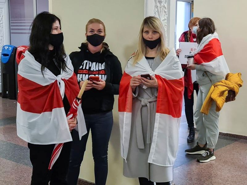 &copy; Reuters. Sostenitrici del blogger e attivista di opposizione bielorusso Roman Protasevich attendono l'arrivo del volo Ryanair dirottato su Minsk presso l'aeroporto di Vilnius, Lituania, 23 maggio 2021. REUTERS/Andrius Sytas