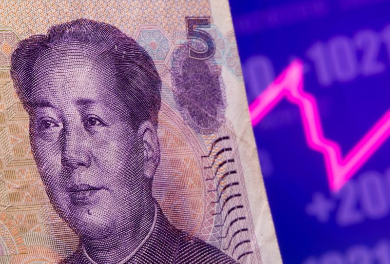 &copy; Reuters. 　５月２５日、関係者によると、中国の主要国有銀行は外国為替市場で１ドル＝６．４元付近でドル買いを実施した。人民元、７日撮影（２０２１年　ロイター／Dado Ruvic/Illustration）