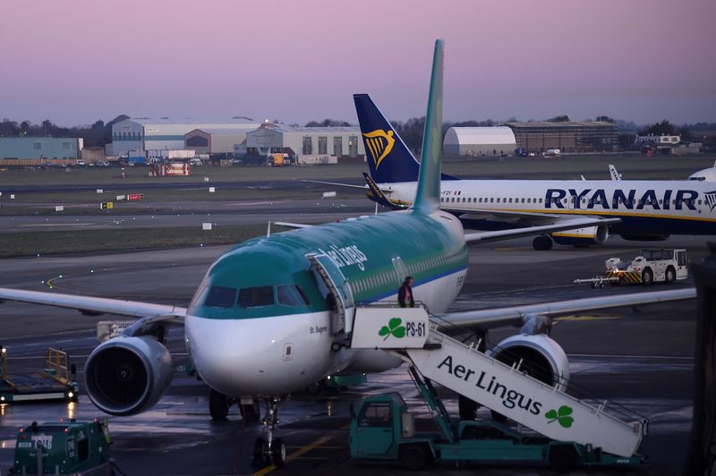 &copy; Reuters. FOTO DE ARCHIVO: Pasajeros desembarcan de aviones de Aer Lingus y Ryanair en el aeropuerto de Dublín, 20 de marzo de 2018. REUTERS/Clodagh Kilcoyne