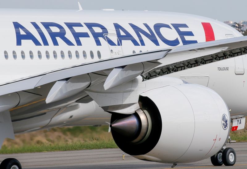 &copy; Reuters. FILE PHOTO: The first Air France Airbus A350 prepares to take off after a ceremony at the aircraft builder's headquarters in Colomiers near Toulouse, France, September 27, 2019. REUTERS/Regis Duvignau