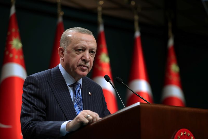 &copy; Reuters. FILE PHOTO: Turkish President Tayyip Erdogan gives a statement after a cabinet meeting in Ankara, Turkey, May 17, 2021. Murat Cetinmuhurdar/PPO/Handout via REUTERS 