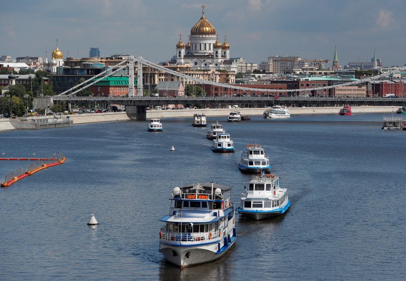 &copy; Reuters. Cruise vessels sail along the Moskva River during an annual parade marking the start of navigation following the easing of lockdown measures, which were imposed to curb the spread of the coronavirus disease (COVID-19), in Moscow, Russia June 23, 2020. REU
