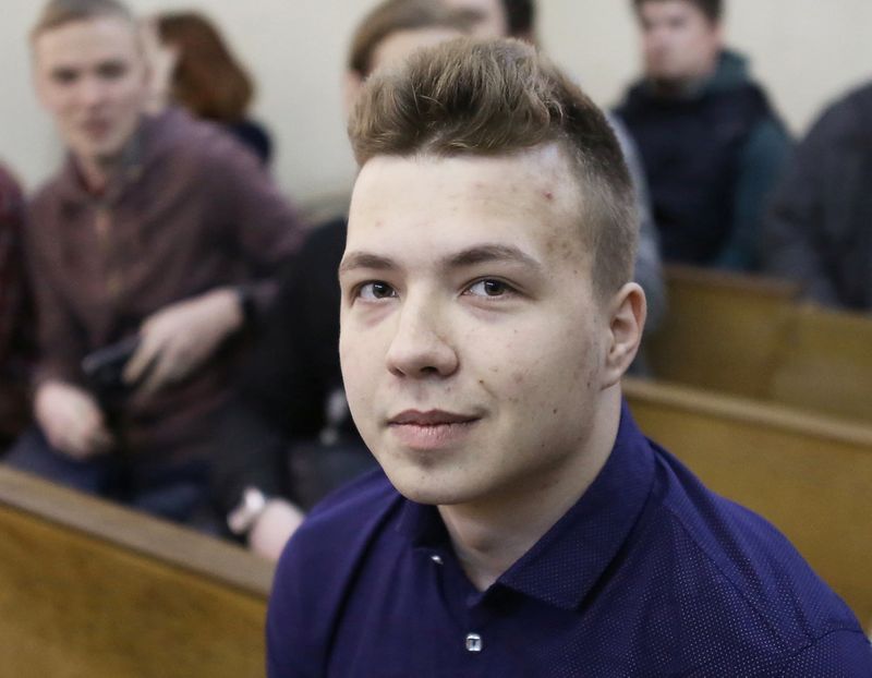 &copy; Reuters. FILE PHOTO: Opposition blogger and activist Roman Protasevich, who is accused of participating in an unsanctioned protest at the Kuropaty preserve, waits before the beginning of a court hearing in Minsk, Belarus April 10, 2017. Picture taken April 10, 201