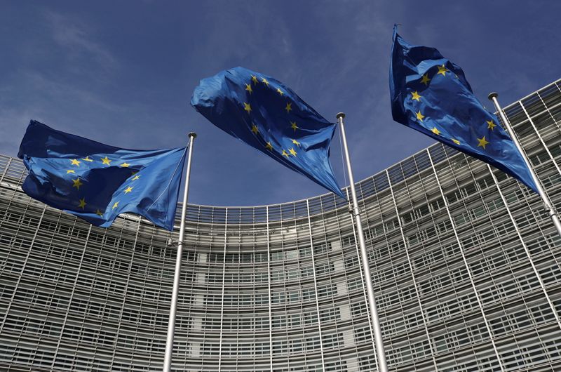 &copy; Reuters. Bandiere dell'Unione europea all'esterno della sede della Commissione a Bruxelles. 24 marzo 2021 REUTERS/Yves Herman/File Photo