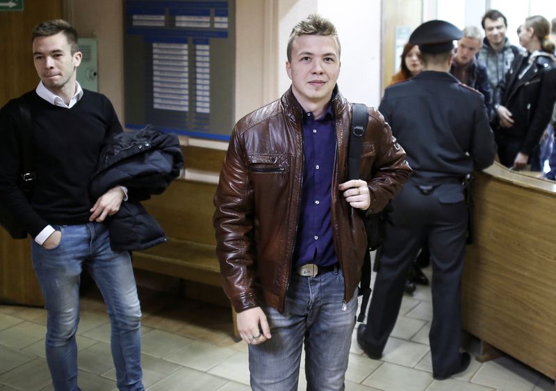 &copy; Reuters. Opposition blogger and activist Roman Protasevich, who is accused of participating in an unsanctioned protest at the Kuropaty preserve, arrives for a court hearing in Minsk, Belarus April 10, 2017. Picture taken April 10, 2017. REUTERS/Stringer