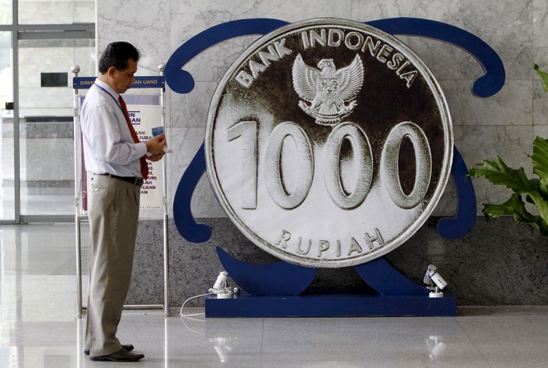 &copy; Reuters. インドネシア銀行（中央銀行）のワルジヨ総裁は２５日、デジタル通貨発行を計画しており、プラットフォーム選定について検討していると明かした。中銀本店内のルピア貨幣展示、２０１