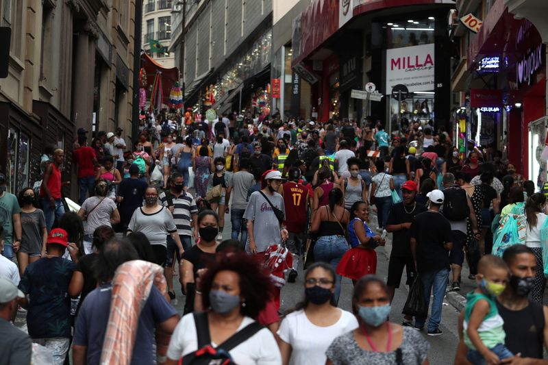 © Reuters. Consumidores fazem compras em região comercial de São Paulo em meio a disseminação da Covid-19
21/12/2021
REUTERS/Amanda Perobelli