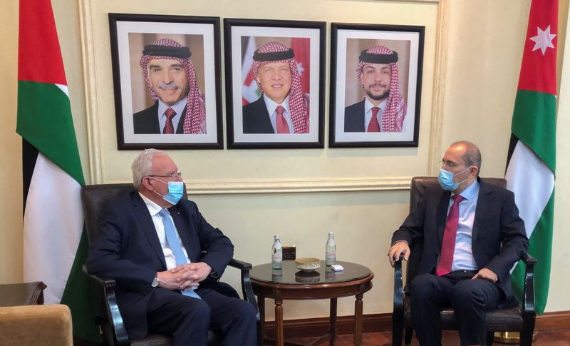 &copy; Reuters. أيمن الصفدي وزير الخارجية الأردني يجتمع مع نظيره الفلسطيني في العاصمة الأردنية عمان يوم 23 مايو أيار 2021. تصوير: جهاد شلباق - رويترز.
