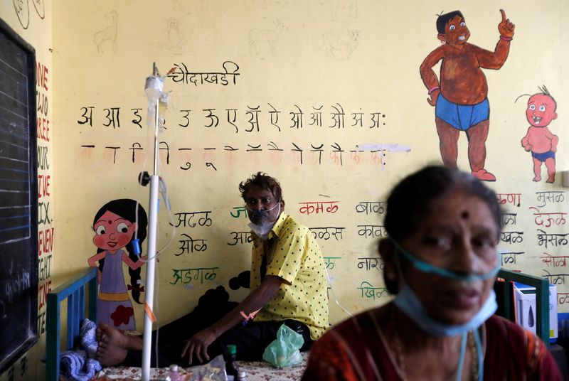 &copy; Reuters. Pacientes recebem suporte de oxigênio dentro de sala de aula transformada em centro de tratamento da Covid-19 em Mumbai, Índia
24/05/2021 REUTERS/Francis Mascarenhas