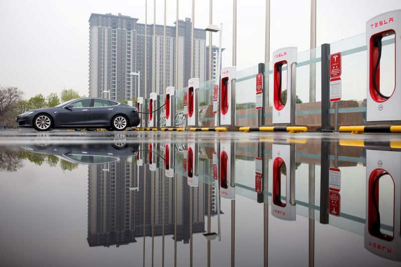 &copy; Reuters. FILE PHOTO: A Tesla car pictured at a charging point in Beijing, China, April 13, 2018. REUTERS/Thomas Peter/File Photo