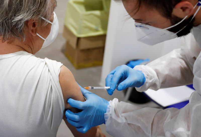 &copy; Reuters. Vacinação em Roma
 14/4/2021 REUTERS/Yara Nardi