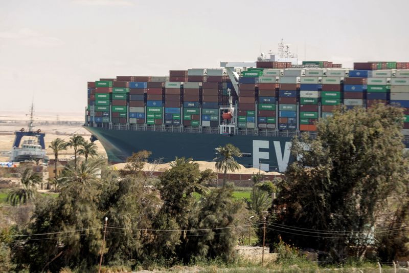 © Reuters. لقطة للسفينة إيفر جيفن، سفينة الحاويات العملاقة في قناة السويس في مصر يوم 29 مارس آذار 2021. تصوير: محمد عبد الغني - رويترز.