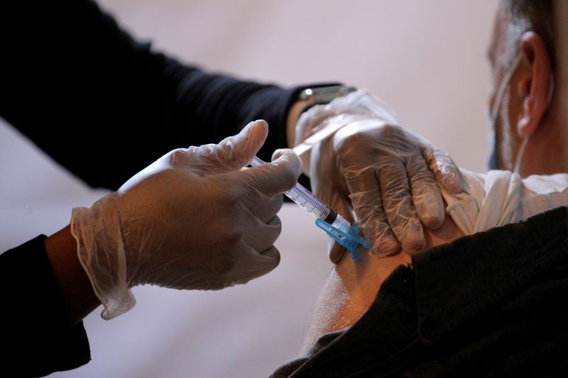 &copy; Reuters. FILE PHOTO: A commuter receives a shot of the Johnson & Johnson vaccine for the coronavirus disease (COVID-19) during the opening of MTA's public vaccination program at a subway station in the Brooklyn borough of New York City, New York, U.S., May 12, 202