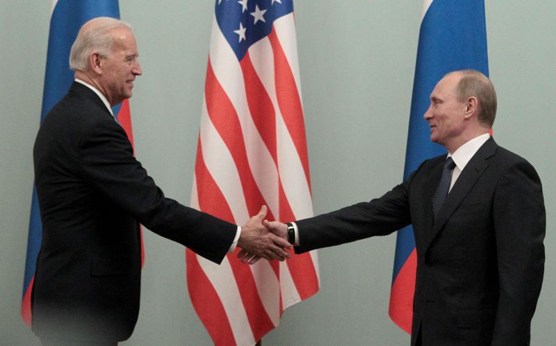&copy; Reuters. FILE PHOTO: Russian Prime Minister Vladimir Putin (R) shakes hands with U.S. Vice President Joe Biden during their meeting in Moscow March 10, 2011. REUTERS/Alexander Natruskin 