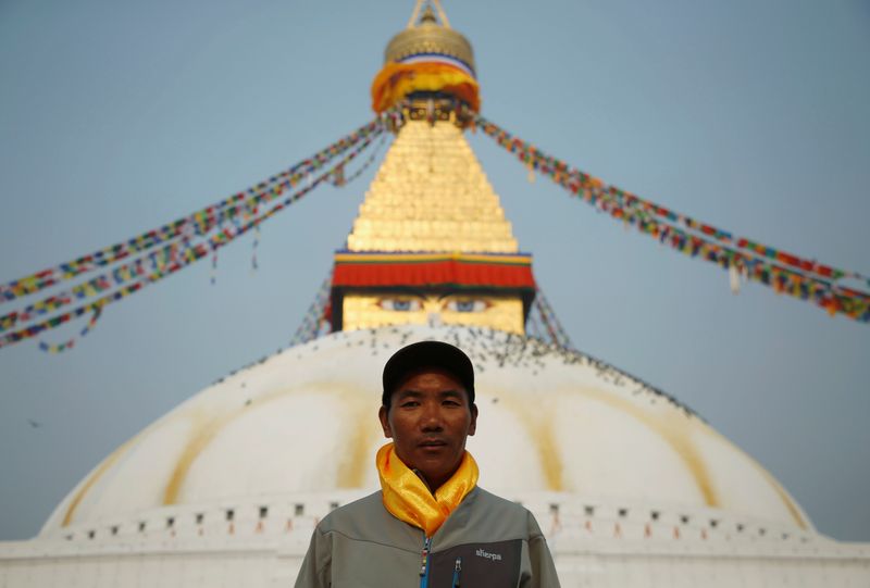 &copy; Reuters. Kami Rita Sherpa, no Boudhanath Stupa, Katmandu
 26/3/2018 REUTERS/Navesh Chitrakar