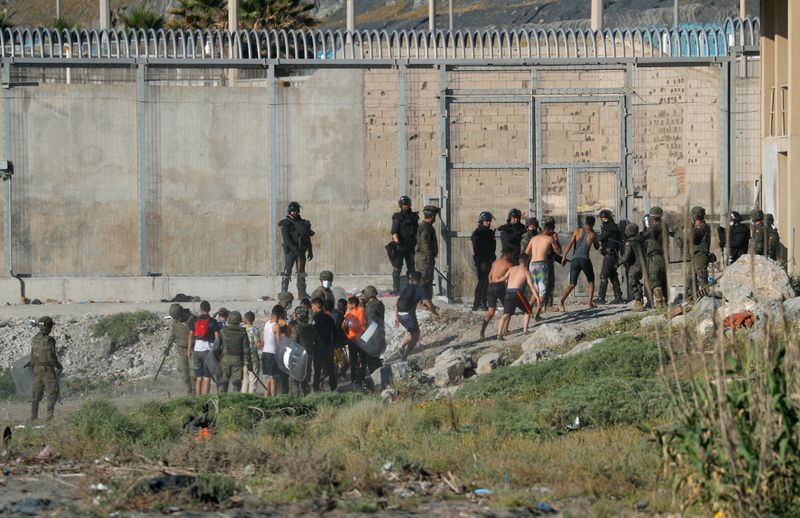 &copy; Reuters. مهاجرون يعودون إلى المغرب بعد اجتياز السياج الحدودي بين اسبانيا والمغرب عند  جيب سبتة الإسباني يوم 19 مايو أيار 2021. تصوير: جون نازكا - رويترز.