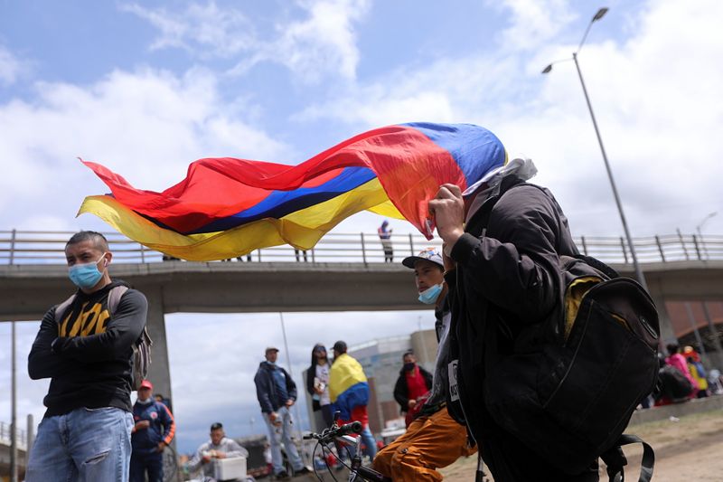 &copy; Reuters. FOTO DE ARCHIVO. Imagen referencial de manifestantes participando en una protesta que exige la acción del gobierno para enfrentar la pobreza, la violencia policial y las desigualdades en los sistemas de salud y educación, en Bogotá, Colombia. 24 de may