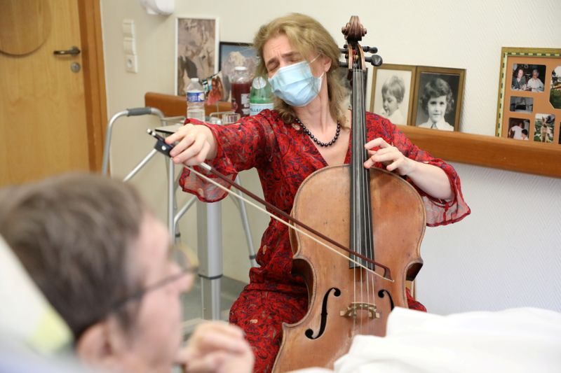 &copy; Reuters. Violoncelista Claire Oppert toca para pacientes terminais em Paris
 21/5/2021 Picture taken May 21, 2021. REUTERS/Yiming Woo     