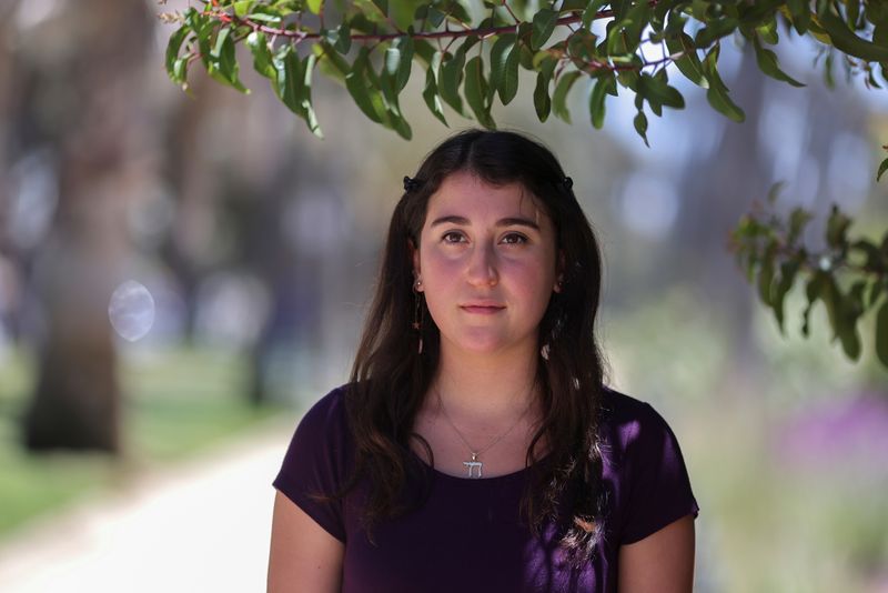 &copy; Reuters. ليا توبيان، طالبة يهودية بالسنة الأخيرة بجامعة كاليفورنيا سانتا باربارا، بولاية كاليفورنيا في صورة يوم الاثنين. تصوير: لوسي نيكولسون - رويت