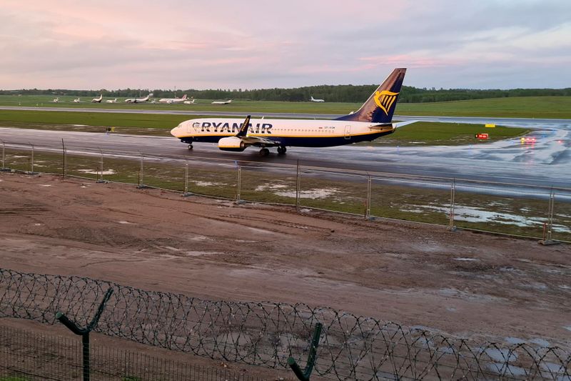 &copy; Reuters. A Ryanair aircraft, which was carrying Belarusian opposition blogger and activist Roman Protasevich and diverted to Belarus, where authorities detained him, lands at Vilnius Airport in Vilnius, Lithuania May 23, 2021. REUTERS/Andrius Sytas