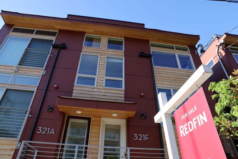 &copy; Reuters. 米商務省が２５日に発表した４月の新築一戸建て住宅販売戸数（季節調整済み）は年率換算で８６万３０００戸と、前月比５．９％減少し、エコノミスト予想の９７万戸を下回った。シアト