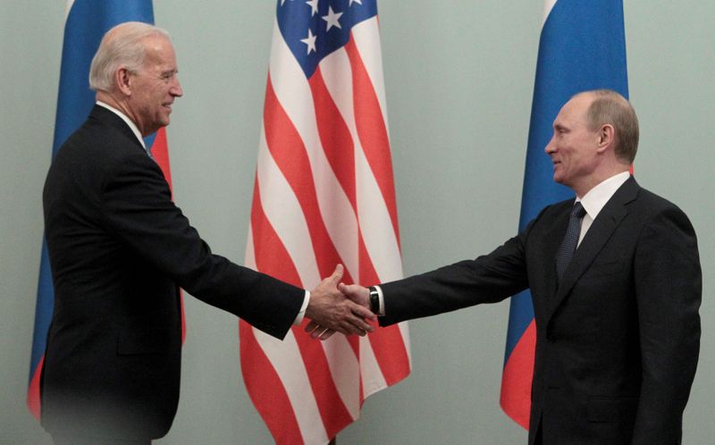 &copy; Reuters. L'allora Primo Ministro russo Vladimir Putin e l'allora Vicepresidente degli Stati Uniti Joe Biden durante un incontro a Mosca. 10 marzo 2011. REUTERS/Alexander Natruskin