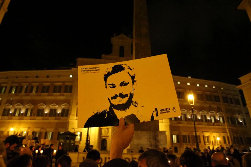 &copy; Reuters. Un cartello con i volto di Giulio Regeni, mostrato durante una manifestazione a Roma. 25 gennaio 2017 REUTERS/Alessandro Bianchi