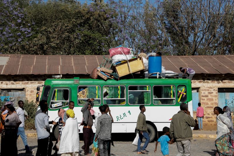 &copy; Reuters. حافلة تقل نازحين تصل إلى مدرسة ابتدائية تحولت إلى مخيم مؤقت للنازحين في بلدة شاير  بإقليم تيجراي شمالي إثيوبيا يوم 14 مارس آذار 2021. تصوير: باز 
