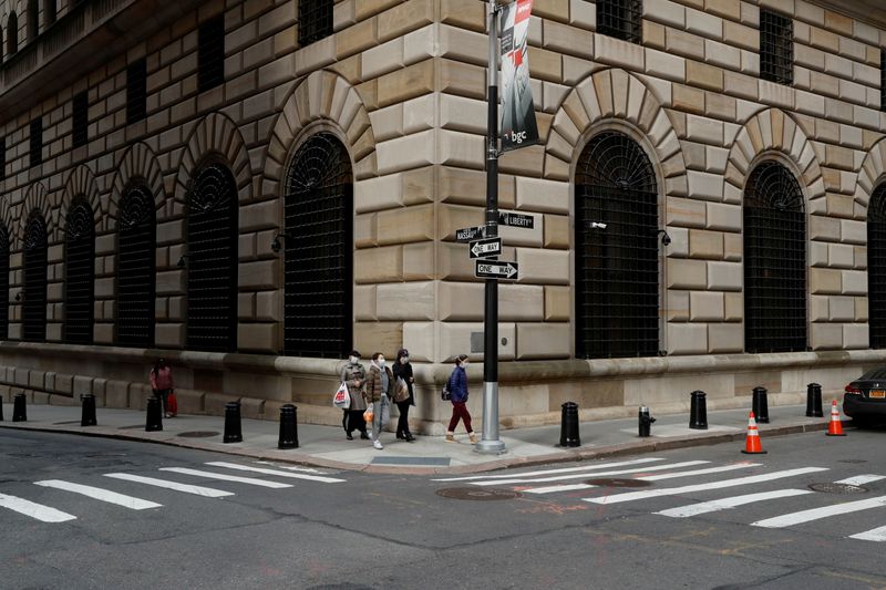 &copy; Reuters. FILE PHOTO: People walk wearing masks outside The Federal Reserve Bank of New York in New York City, U.S., March 18, 2020. REUTERS/Lucas Jackson/File Photo/File Photo