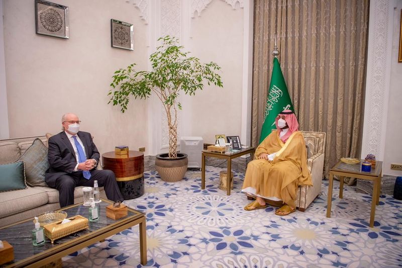 &copy; Reuters. الأمير محمد بن سلمان ولي العهد السعودي يستقبل المبعوث الأمريكي الخاص إلى اليمن تيم ليندركينج في العاصمة السعودية الرياض يوم 30 ابريل نيسان 20
